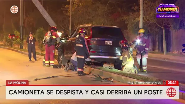 Camioneta se despista e impacta contra poste en la avenida La Molina. Foto: América Noticias Camioneta se despista e impacta contra poste en la avenida La Molina. Foto: América Noticias