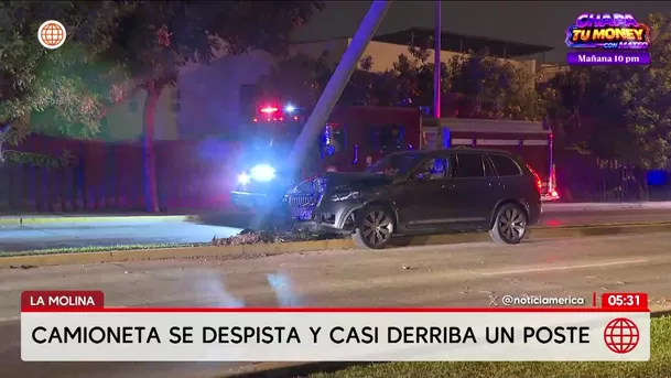 Camioneta se despista e impacta contra poste en la avenida La Molina. Foto: América Noticias Camioneta se despista e impacta contra poste en la avenida La Molina. Foto: América Noticias