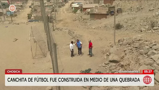 Canchita de fútbol fue construida en quebrada de Chosica. Foto: América Noticias
