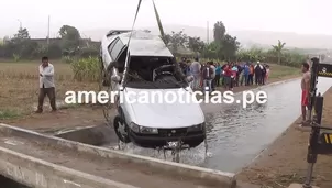 Carro que cayó al canal del regadío era un Hyundai Excel color blanco. Foto: América Noticias