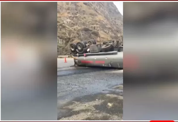 Camión cisterna volcó en Carretera Central y derramó petróleo en el Rímac. Foto: América Noticias