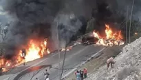 Unidades de bomberos se constituyeron a la altura del kilómetro 46 de la Carretera Central. Foto: Bomberos