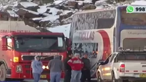 El deslizamiento de piedras dificulta el tránsito. Foto: Captura de TV