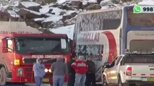 El deslizamiento de piedras dificulta el tránsito. Foto: Captura de TV