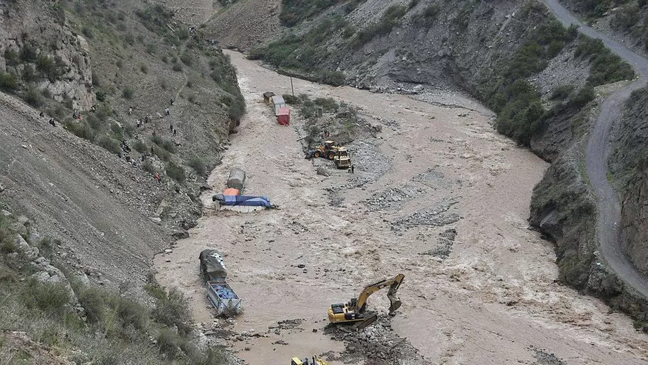 Afirmaron que existen m&aacute;s puntos de emergencia donde no solo la v&iacute;a est&aacute; en peligro sino casas enteras / Foto: archivo Per&uacute;21