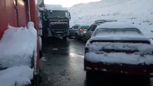 Veh&iacute;culos varados en la Carretera Central. Foto: Twitter @DeviandesPeru