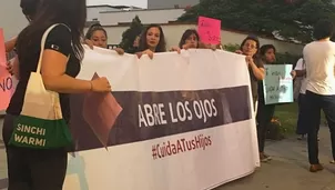 Personas mostraron diversos carteles en contra de Figari. Foto: @Gioinfante/Video: América Noticias