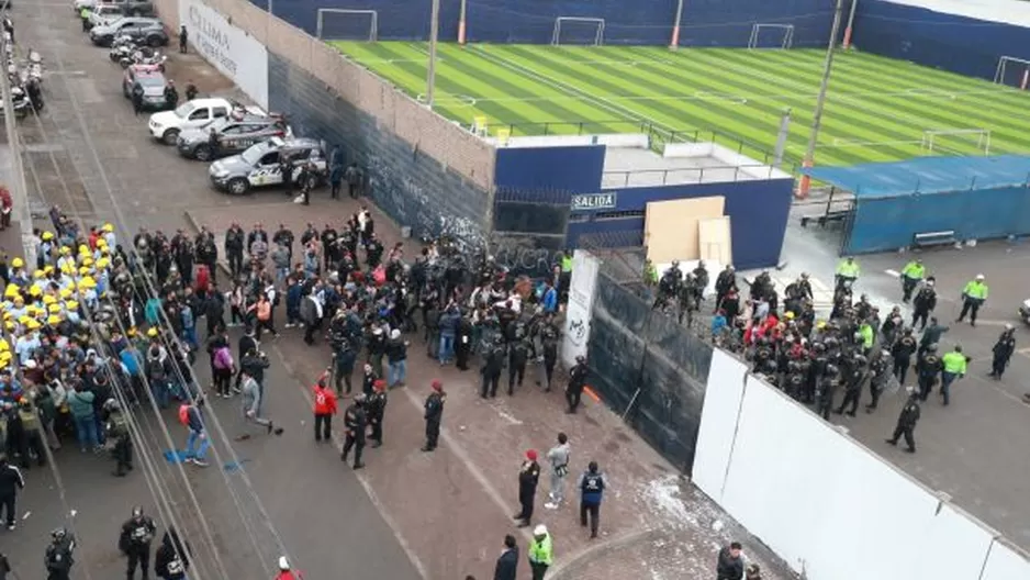 Toma de explanada de Matute generó enfrentamientos entre hinchas del club y miembros de El Aposento Alto. Foto: Andina.