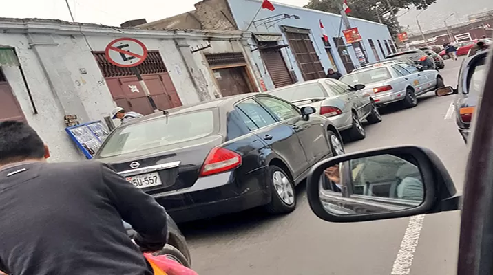 Vehículos estacionados en la cuadra 5 del jirón Andahuaylas. Foto: @Jimmychinchay Vehículos estacionados en la cuadra 5 del jirón Andahuaylas. Foto: @Jimmychinchay