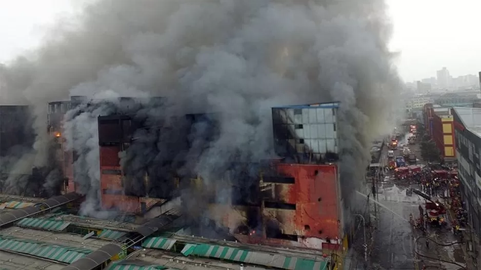 Humo t&oacute;xico de incendio tardar&aacute; en disiparse varios d&iacute;as. Foto: Andina.