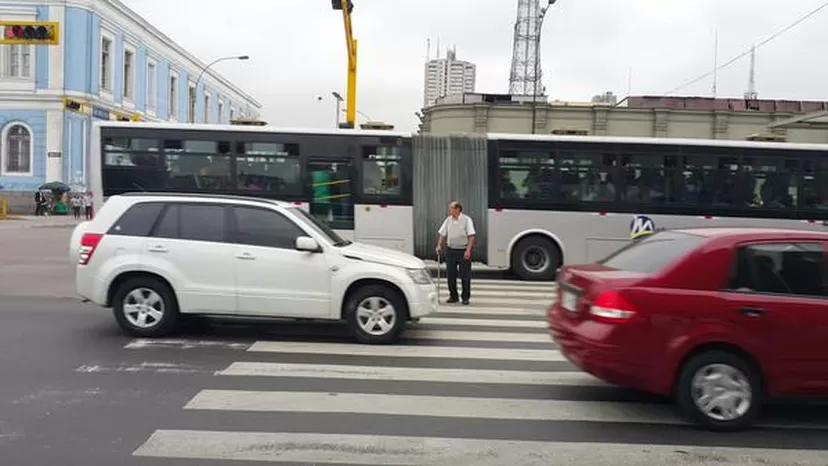 Centro de Lima: hombre de tercera edad arriesga su vida en intersección de vías