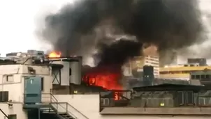 Incencio en el jirón Puno, Cercado de Lima. Captura: Twitter @edmarb1