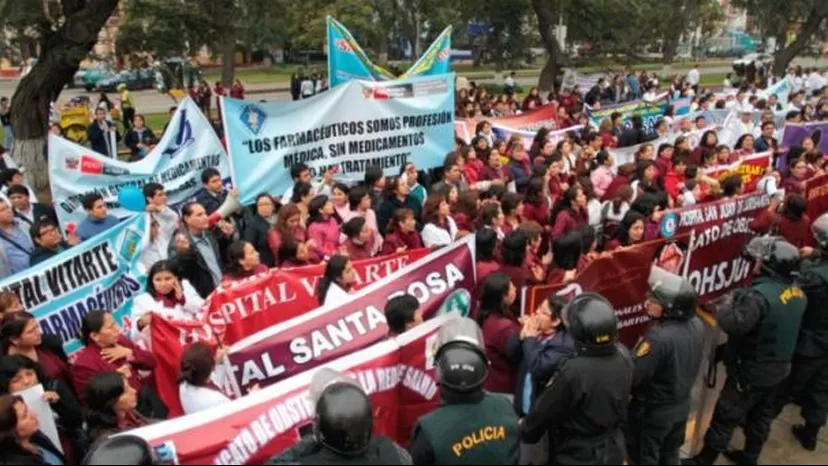 Centro de Lima: obstetras protestan en la plaza Bolognesi