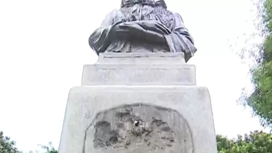 Una de las placas sustraídas fue la que estaba en el busto a Juana Alarco de Dammert en el parque Neptuno / Captura: Canal N