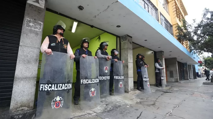 Policías resguardaron locales clausurados. Foto: Municipalidad de Lima Policías resguardaron locales clausurados. Foto: Municipalidad de Lima