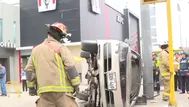 Fuerte choque en avenida Arequipa deja auto volcado en la vereda