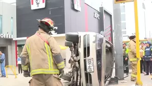 Cercado de Lima: Choque de autos en avenida Arequipa dejó uno volcado y otro empotrado en la vía pública. / Video: Canal N