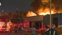 Vecinos ayudando a bomberos | Video: América Noticias