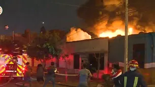 Vecinos ayudando a bomberos | Video: América Noticias