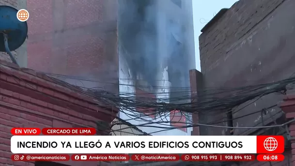 Incendio consume edificio y se extiende a viviendas en el Cercado de Lima. Foto: América Noticias