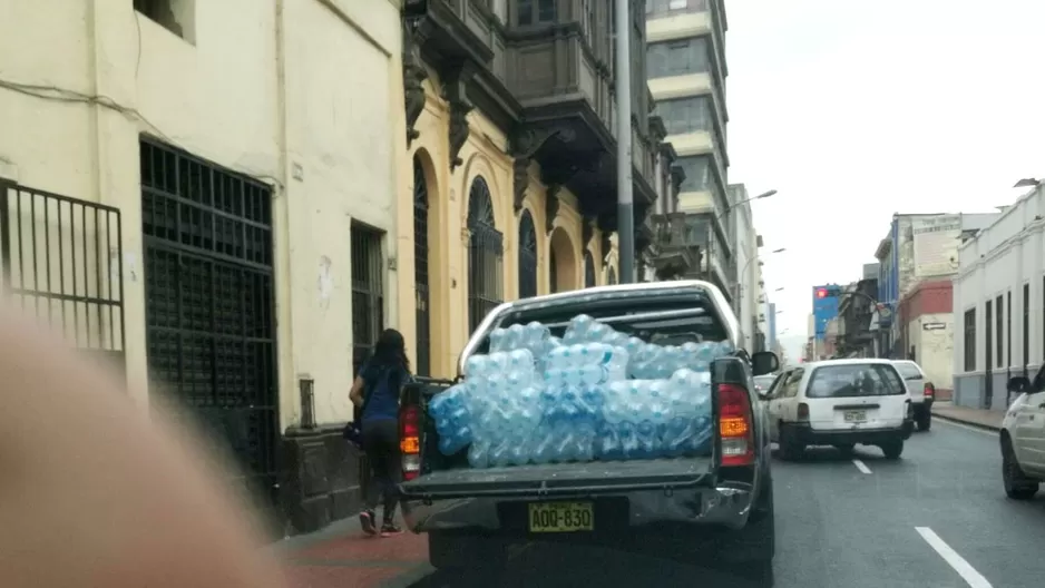 Auto parqueado en zona rígida, Cercado de Lima. Foto: Twitter @Walterchavarry1