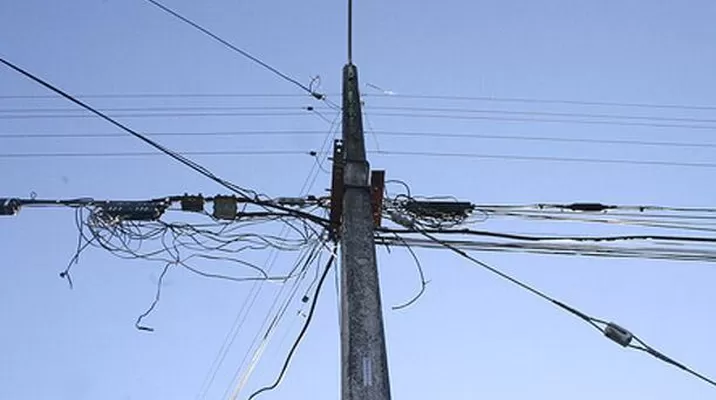 Vecinos indican que Edelnor debe cambiar el cableado para solucionar el problema. Foto: Referencial/justomedio.com Vecinos indican que Edelnor debe cambiar el cableado para solucionar el problema. Foto: Referencial/justomedio.com
