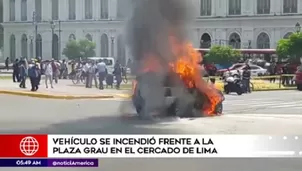 El vehículo se incendió frente a la plaza Grau. Foto: América TV