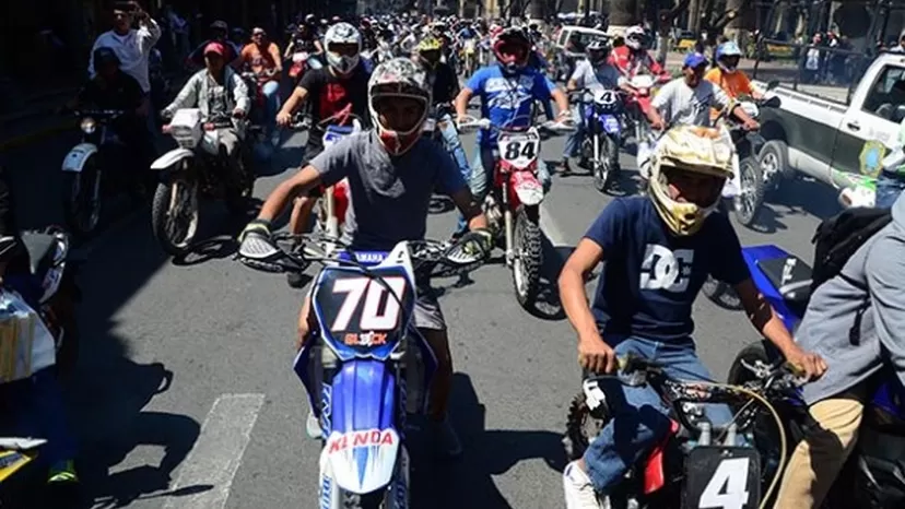 Cercado: motociclistas piden derogar norma de usar cascos con placa