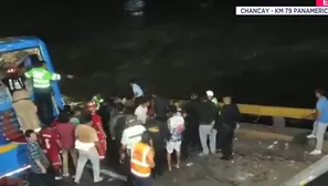 Caos y desesperación en el rescate de pasajeros heridos del bus tras colapso de puente en Chancay. / Video: Canal N