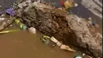 Acequia con basura acumulada.