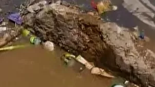 Acequia con basura acumulada.