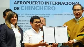 Martín Vizcarra firmó contrato para obras en Chinchero. Foto: Presidencia/video: América Noticias  