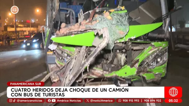Cuatro heridos tras choque entre camión y bus turístico en la Panamericana Sur. Foto: América Noticias