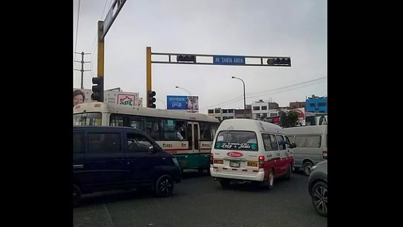 Chorrillos: caos en cruce de Av. Santa Anita con Huaylas por semáforo malogrado
