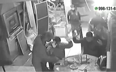 Chorrillos: delincuentes armados asaltan a clientes de restaurante  - Noticias de armados