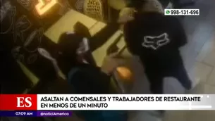 Cámara captó violento asalto del negocio.