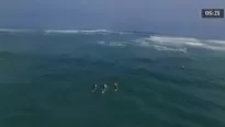 El surfista estaba acompañado por uno de sus familiares al moneto del ataque. Foto: Captura de video