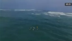 El surfista estaba acompañado por uno de sus familiares al moneto del ataque. Foto: Captura de video