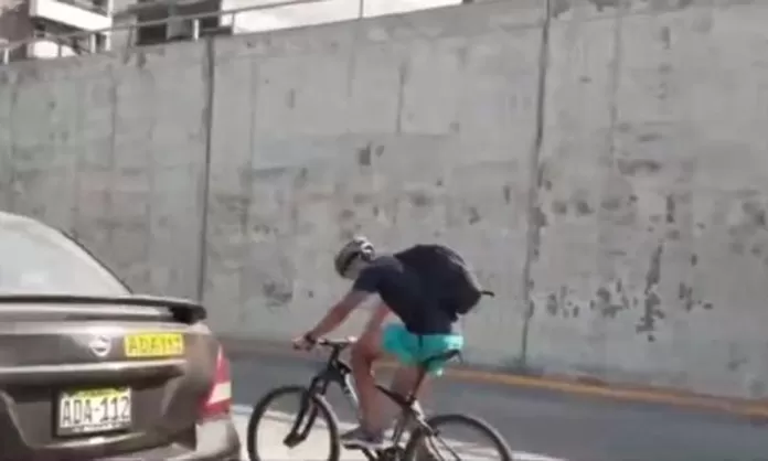San Isidro: Ciclista arriesga su vida al manejar por la Vía Expresa