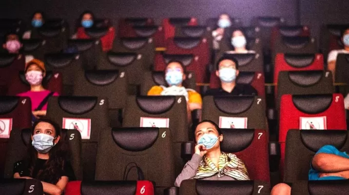 Con ello, los cines respaldarán el avance de la vacunación contra el coronavirus en Perú. Foto referencial: Infomercado Con ello, los cines respaldarán el avance de la vacunación contra el coronavirus en Perú. Foto referencial: Infomercado