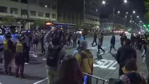 Ciudadanos marcharon en Lima tras la vacancia de Dina Boluarte, bloqueando Av. Abancay brevemente. / Video: Canal N