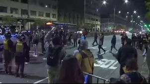 Ciudadanos marcharon en Lima tras la vacancia de Dina Boluarte, bloqueando Av. Abancay brevemente. / Video: Canal N