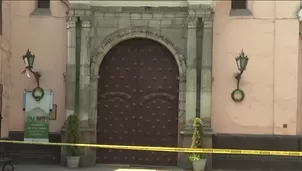Parte del techo de la histórica Iglesia San Lázaro, en el Rímac, se desplomó minutos antes de la misa del mediodía. No hubo heridos. La Municipalidad del Rímac y la Policía Nacional acordonaron la zona y el alcalde Néstor de la Rosa anunció que el templo permanecerá clausurado hasta realizar mejoras. Video: Canal N
