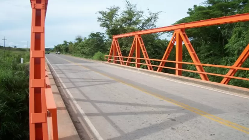 Decenas de buses varados por colapso de puente Pucayacu, en San Martín