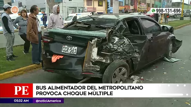 Alimentador del Metropolitano provocó choque multiple. Foto: América Noticias