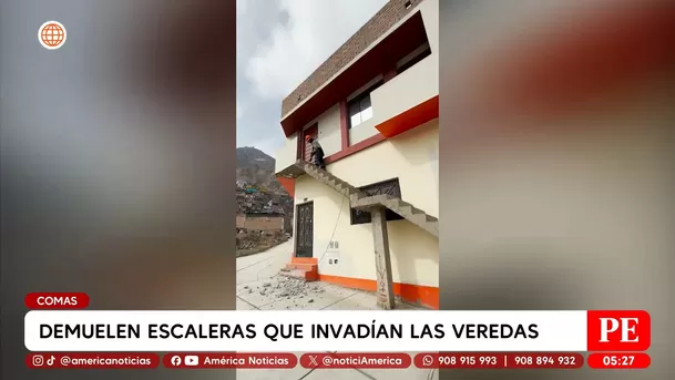 Demuelen escaleras que invadían las veredas en Comas. Foto: América Noticias