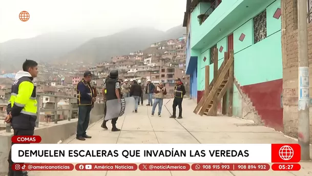 Demuelen escaleras que invadían las veredas en Comas. Foto: América Noticias