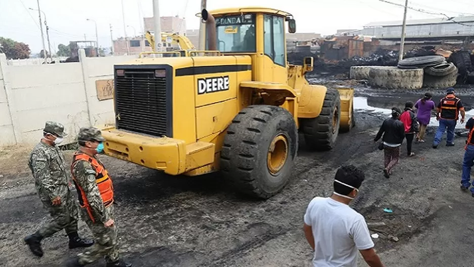 Remoción de escombros en Comas. Foto: Andina