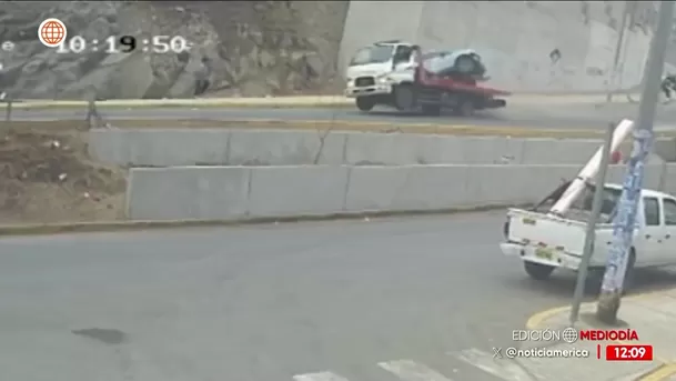 Comas: Grúa pierde el control y vuelca en Pasamayito. Foto: América Noticias Comas: Grúa pierde el control y vuelca en Pasamayito. Foto: América Noticias