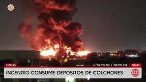 Comas: Incendio consume tres depósitos de colchones. Foto y video: América Noticias